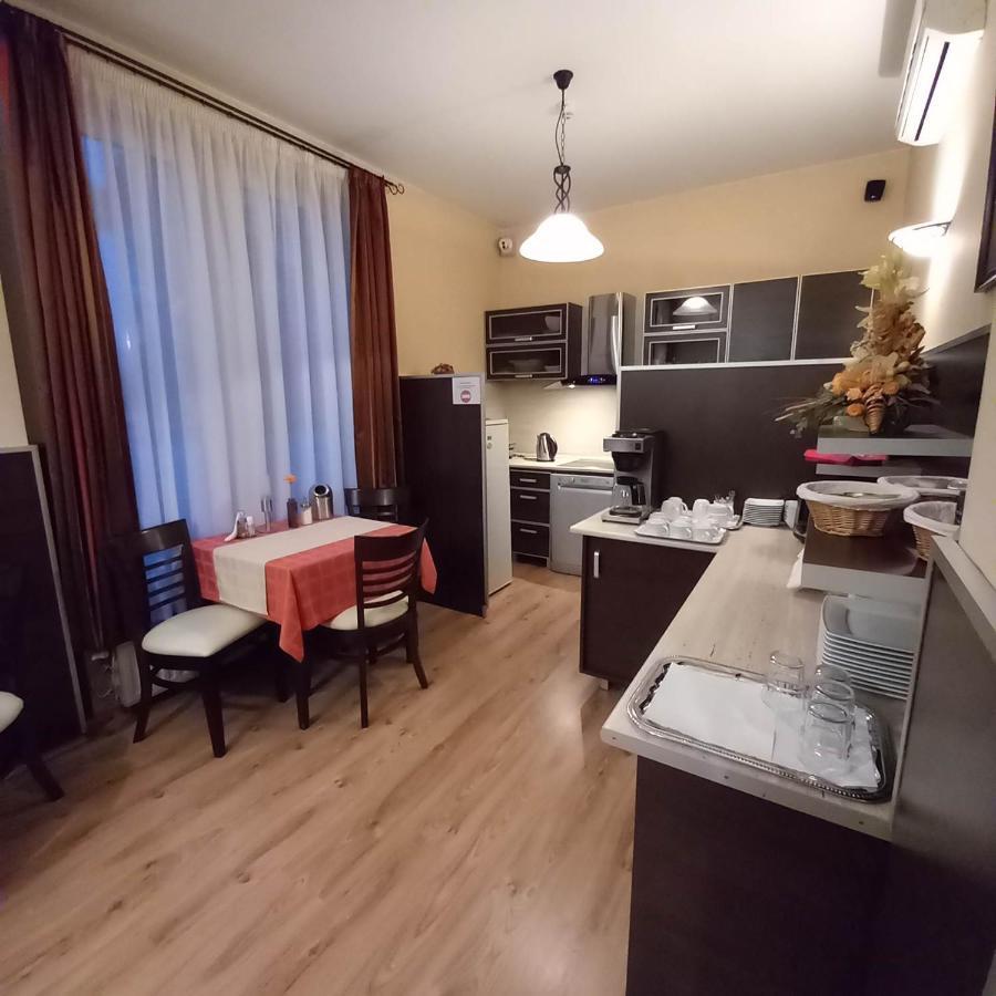 Kata Panzio Hotell Oroszlány Eksteriør bilde