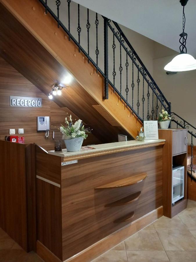 Kata Panzio Hotell Oroszlány Eksteriør bilde