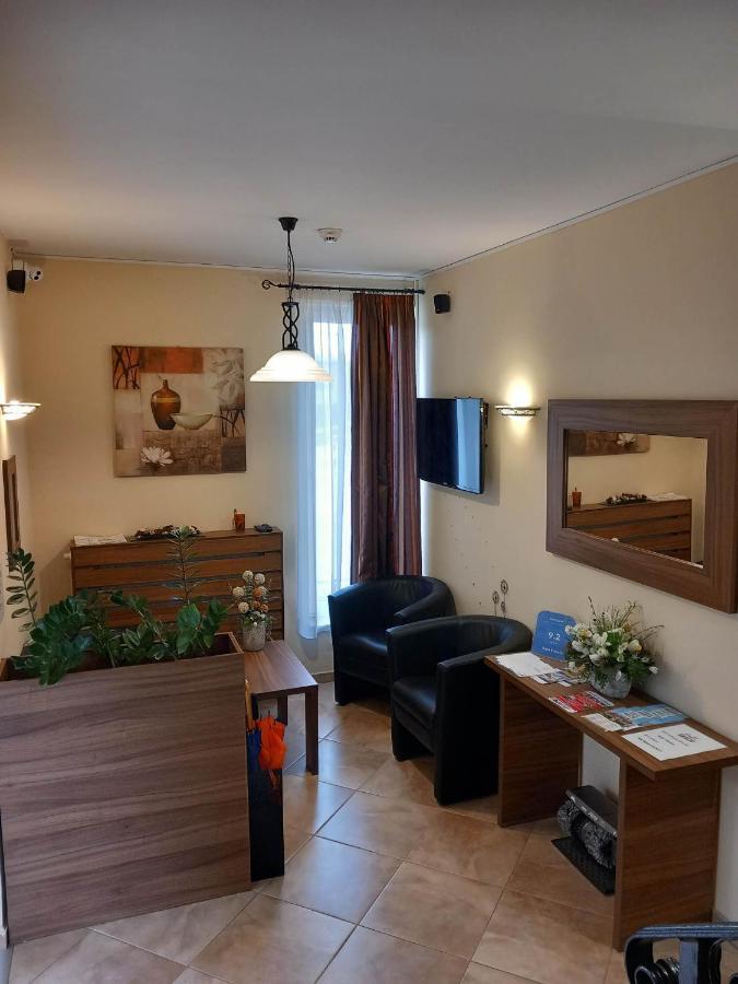 Kata Panzio Hotell Oroszlány Eksteriør bilde