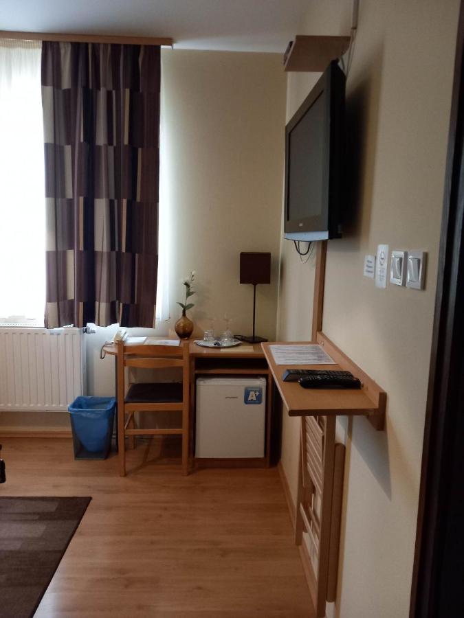 Kata Panzio Hotell Oroszlány Eksteriør bilde