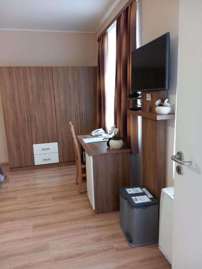 Kata Panzio Hotell Oroszlány Eksteriør bilde