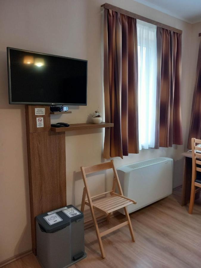 Kata Panzio Hotell Oroszlány Eksteriør bilde