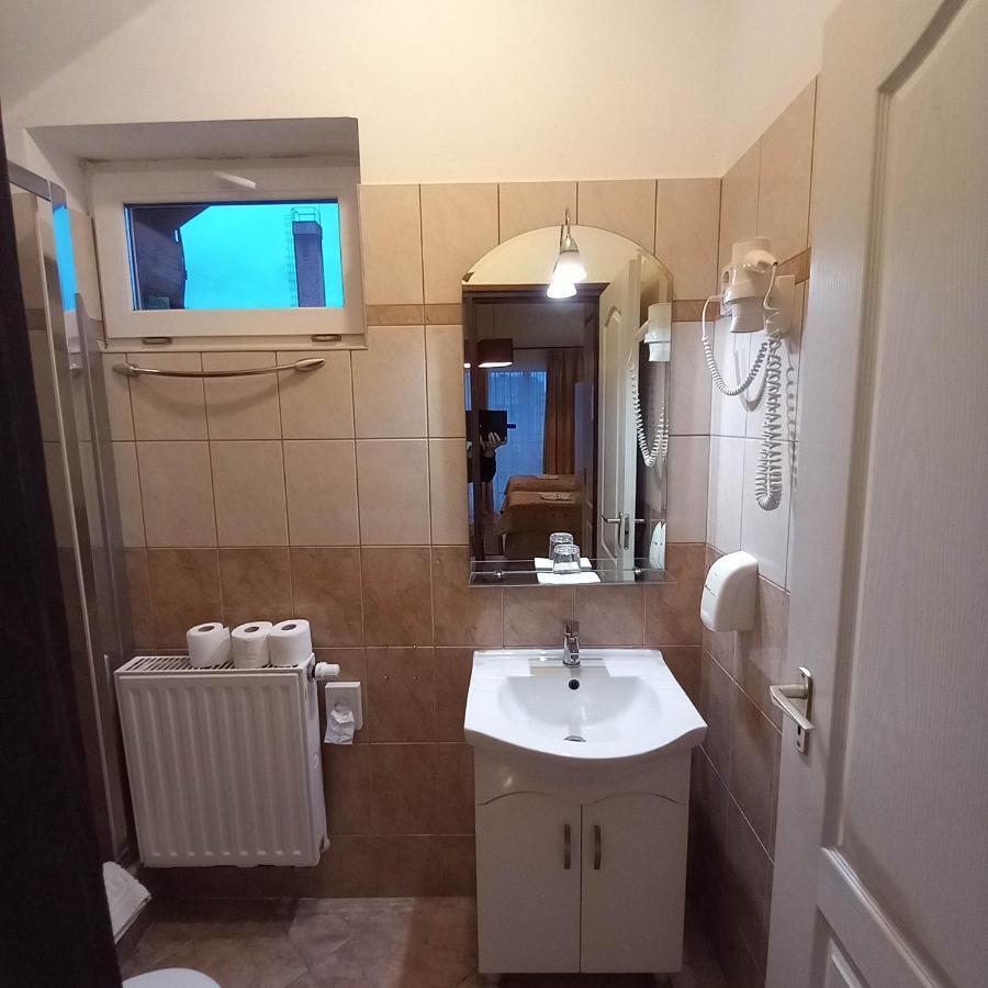 Kata Panzio Hotell Oroszlány Eksteriør bilde