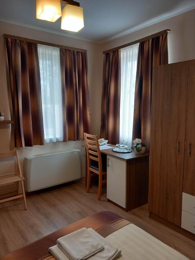 Kata Panzio Hotell Oroszlány Eksteriør bilde