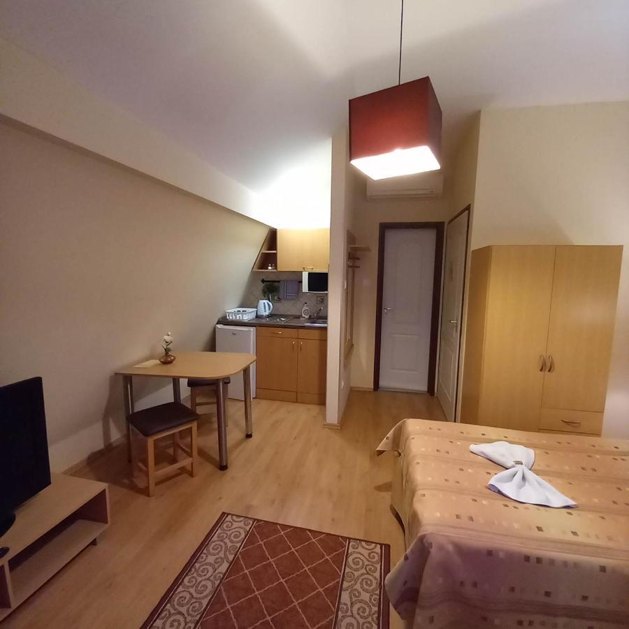 Kata Panzio Hotell Oroszlány Eksteriør bilde