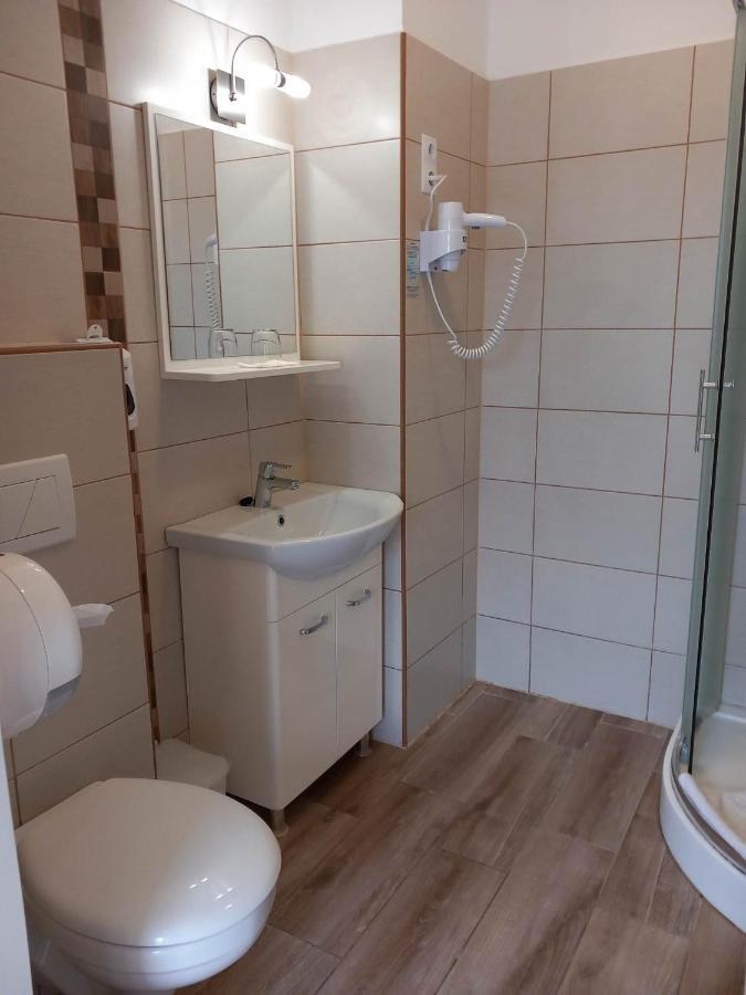 Kata Panzio Hotell Oroszlány Eksteriør bilde