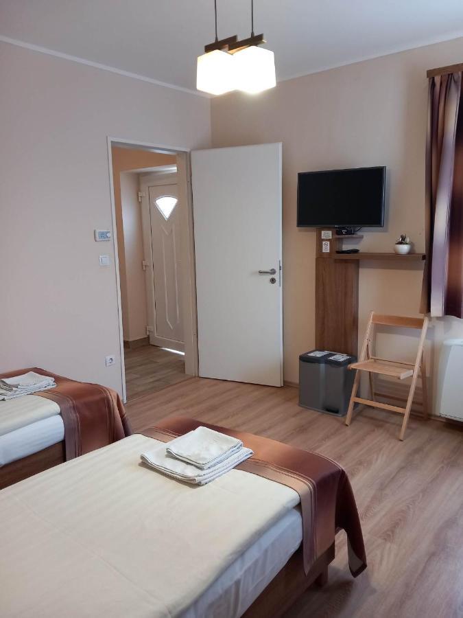 Kata Panzio Hotell Oroszlány Eksteriør bilde