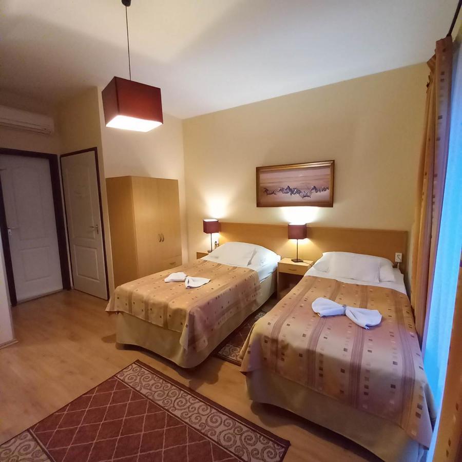 Kata Panzio Hotell Oroszlány Eksteriør bilde