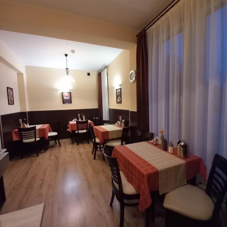 Kata Panzio Hotell Oroszlány Eksteriør bilde