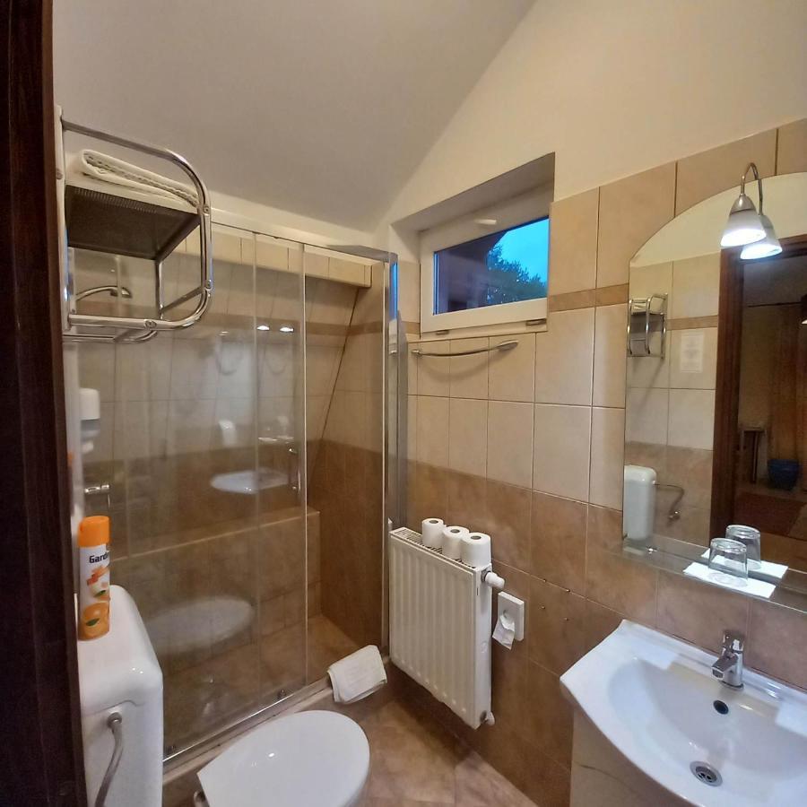 Kata Panzio Hotell Oroszlány Eksteriør bilde